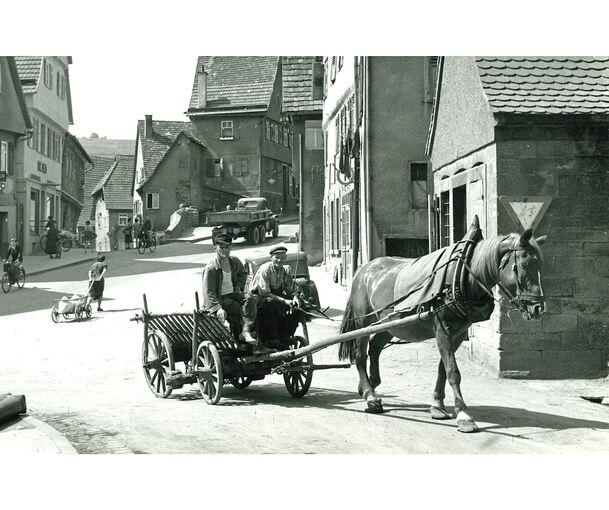 Ende der 1950er Jahre waren noch Pferdefuhrwerke im Einsatz. Das Fuhrwerk fährt die Bügelestorstraße hoch.