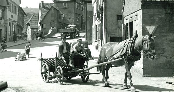 Ende der 1950er Jahre waren noch Pferdefuhrwerke im Einsatz. Das Fuhrwerk fährt die Bügelestorstraße hoch.