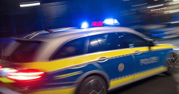 Die Polizei hat die Wohnungen der beiden Tatverdächtigen durchsucht und dort offenbar Teile ihrer Beute gefunden.