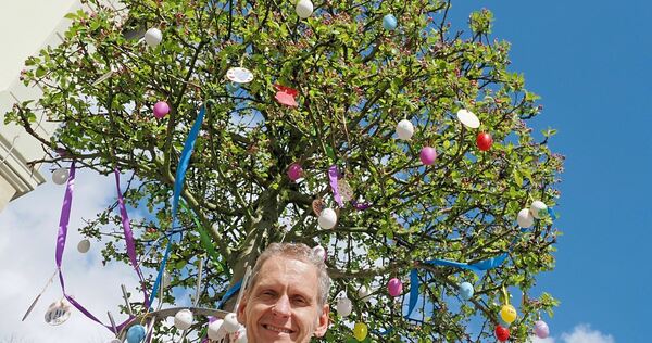 Für Pfarrer Stephan Seiler-Thies gehören Gottesdienste und Glaube genauso zu Ostern wie Ostereier und Hasen.