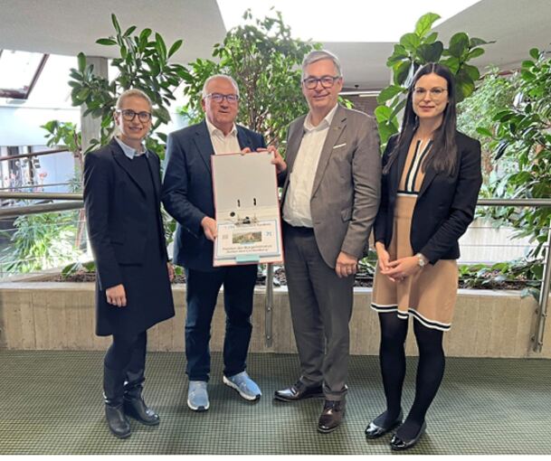 Stephanie Fischer und Martin Rupflin (links) überreichten Landrat Dietmar Allgaier und Dezernentin Kirstin Wagner die Petitionsunterlagen.