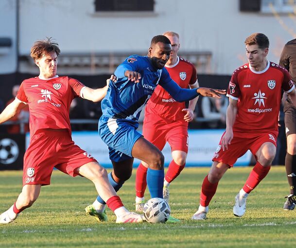 Gibt nach 70 Minuten den ersten Torschuss für die Nullachter ab: FSV-Angreifer Onesi Kuengienda (Mitte), hier im Zweikampf mit Nedim Pepic (links) und Yannick Toth