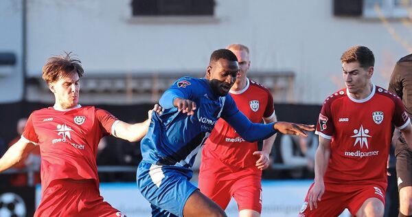 Gibt nach 70 Minuten den ersten Torschuss für die Nullachter ab: FSV-Angreifer Onesi Kuengienda (Mitte), hier im Zweikampf mit Nedim Pepic (links) und Yannick Toth
