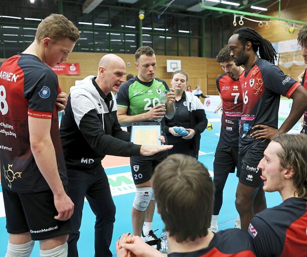 Baut auf den Heimvorteil und bessere Aufschläge: Sportdirektor und Co-Trainer Michael Dornheim (2. von links) von den Barock Volleys.