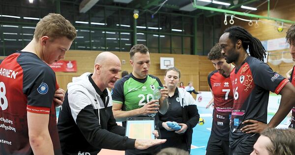 Baut auf den Heimvorteil und bessere Aufschläge: Sportdirektor und Co-Trainer Michael Dornheim (2. von links) von den Barock Volleys.