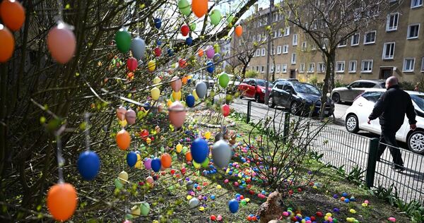 Vor Ostern in Berlin - Straße ist mit tausenden Eiern dekoriert