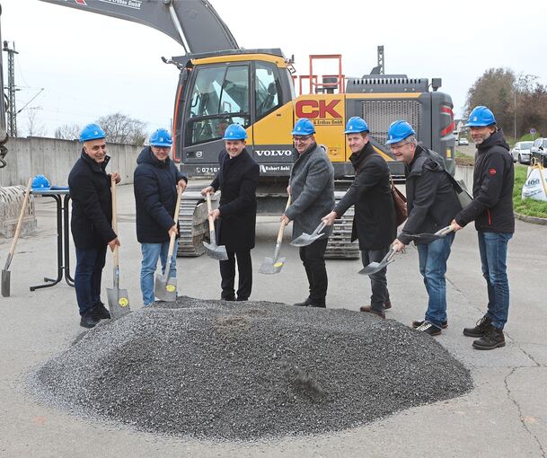 Der symbolische erste Spatenstich für eine große Baumaßnahme am Kirchheimer Bahnhof.