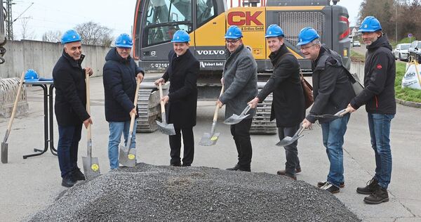Der symbolische erste Spatenstich für eine große Baumaßnahme am Kirchheimer Bahnhof.