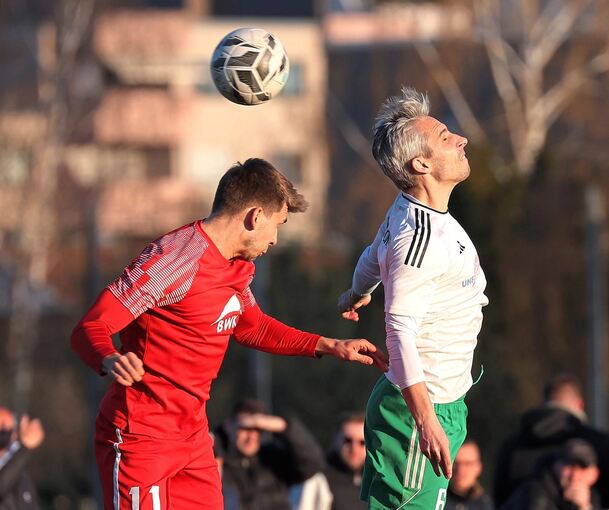 Heimerdingens Torschütze Gabriel Fota (rechts) im Luftduell mit Ilshofens Jonas Lausenmeyer.