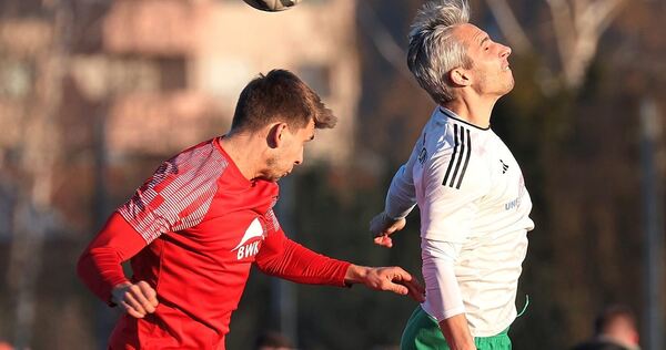 Heimerdingens Torschütze Gabriel Fota (rechts) im Luftduell mit Ilshofens Jonas Lausenmeyer.