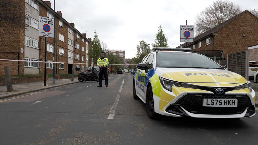 Junge stirbt nach Schießerei in Woolwich Junge stirbt nach Schießerei in Woolwich