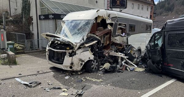 Schwerer Verkehrsunfall zwischen Wohnmobil und Camper
