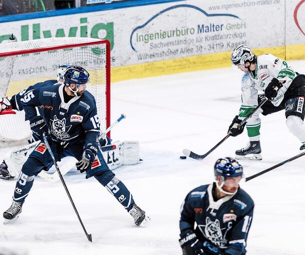 Die Entscheidung: Bietigheims Brett Kemp (rechts) trifft in der Verlängerung.