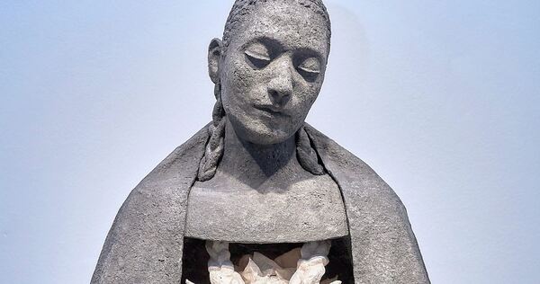 Die Madonna und ihre innere Fratze: Nadine Rennerts eindrucksvolle Büste „Frau“ lässt den Betrachter rätseln. Die Madonna und ihre innere Fratze: Nadine Rennerts eindrucksvolle Büste „Frau“ lässt den Betrachter rätseln.