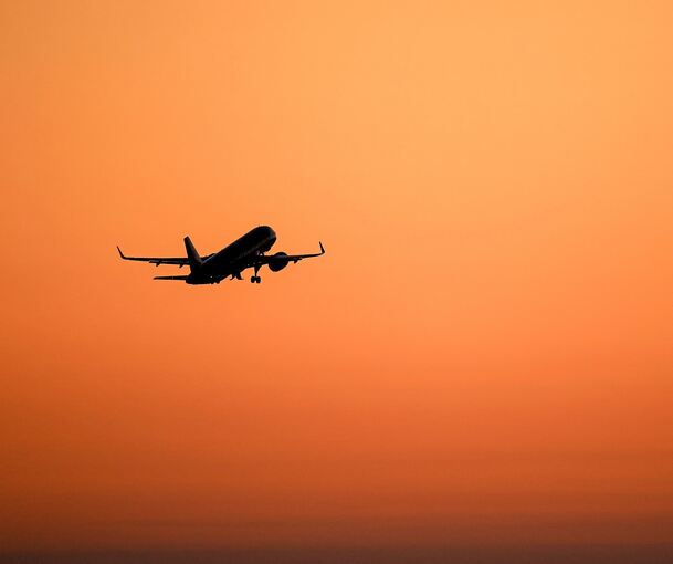 Ein Flugzeug startet am Flughafen.