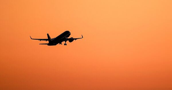 Ein Flugzeug startet am Flughafen.