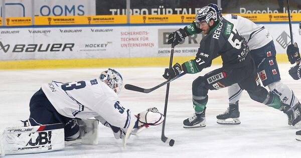 Endstation: Bietigheims Luis Ludin (Mitte) kann sich nicht durchsetzen.