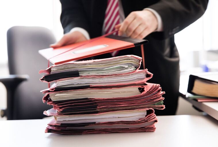 Aktenstapel in der Justiz Aktenstapel in der Justiz