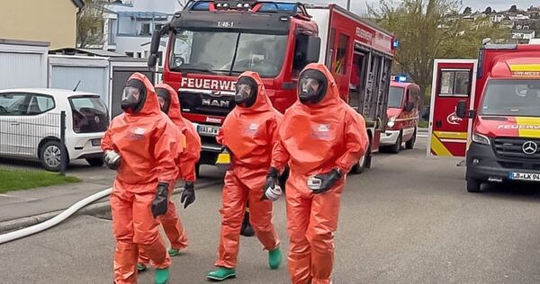 In Spezialausrüstung waren die Einsatzkräfte vor Ort.