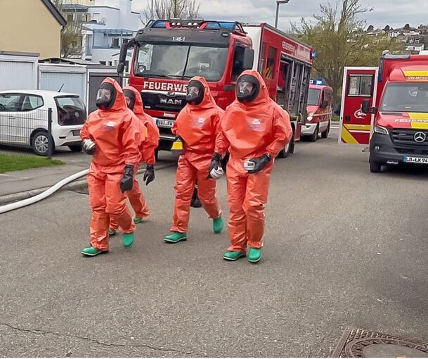 In Spezialausrüstung waren die Einsatzkräfte vor Ort.