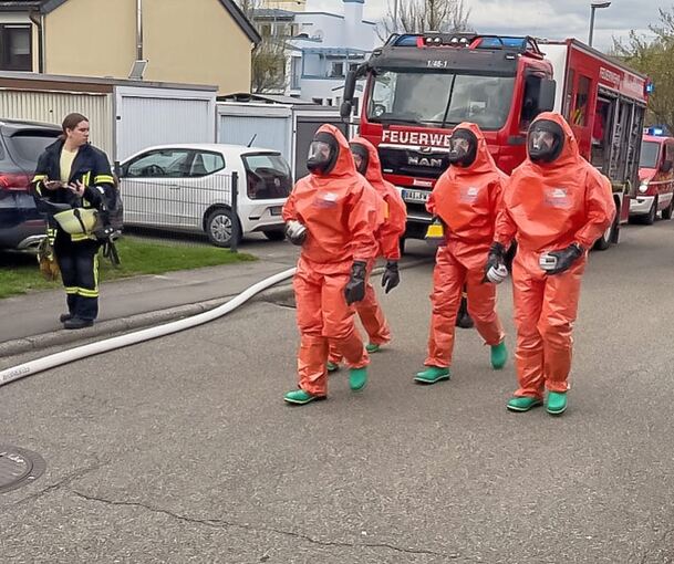 Einsatzkräfte trugen Spezialanzüge, um sich vor dem möglichen Gefahrstoff zu schützen. Einsatzkräfte trugen Spezialanzüge, um sich vor dem möglichen Gefahrstoff zu schützen.