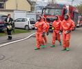 Einsatzkräfte trugen Spezialanzüge, um sich vor dem möglichen Gefahrstoff zu schützen. Einsatzkräfte trugen Spezialanzüge, um sich vor dem möglichen Gefahrstoff zu schützen.
