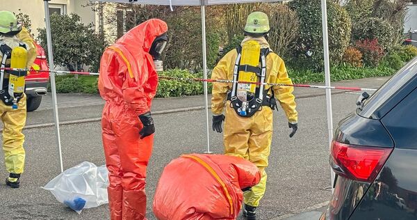 Rund 140 Einsatzkräfte eilten zum Fundort des Behälters nach Vaihingen.
