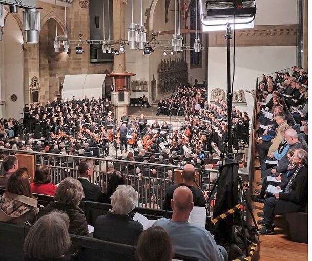 Die bis auf den letzten Platz besetzte Stuttgarter Stiftskirche an Karfreitag.