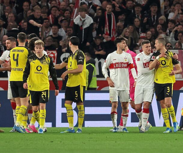 Tumult in der Nachspielzeit (von rechts): Der Ex-Stuttgarter Waldemar Anton rauft mit Ermedin Demirovic und Atakan Karazor.