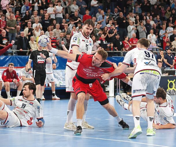 Mit vollem Einsatz: Fabian Wiederstein (2. von rechts) wirft wie gewohnt alles in die Waagschale.