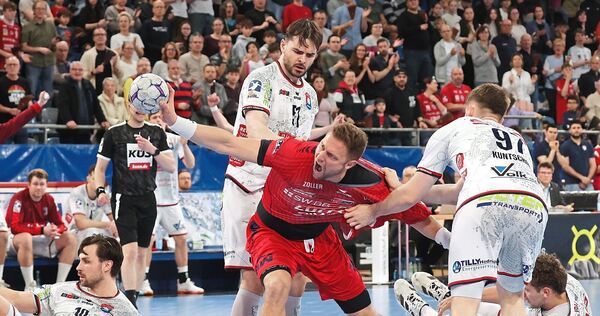 Mit vollem Einsatz: Fabian Wiederstein (2. von rechts) wirft wie gewohnt alles in die Waagschale.