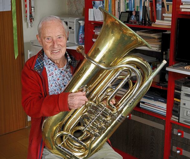 Manfred Bornschein aus Freiberg und seine Tuba: Drei Stunden übt er täglich mit dem Instrument.