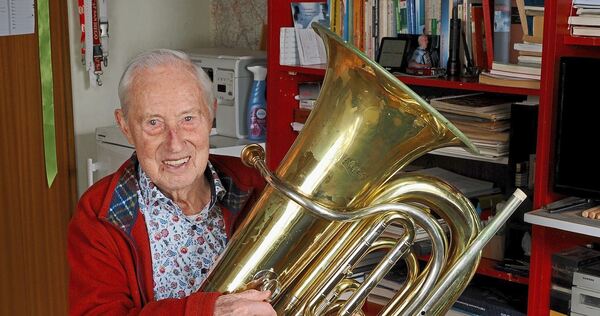 Manfred Bornschein aus Freiberg und seine Tuba: Drei Stunden übt er täglich mit dem Instrument.