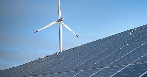 In der Region sollen mehr Flächen für Solaranlagen und Windräder ausgewiesen werden. Doch nur einer der Pläne ist wie geplant rechtskräftig geworden.