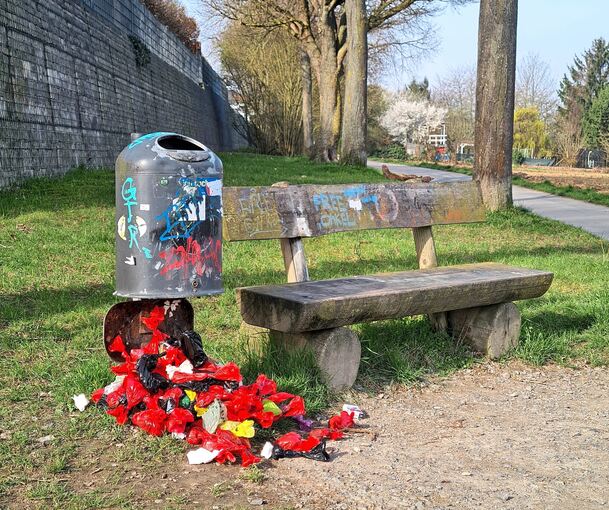 Ruhebank an der Neckarweihinger Straße? Eher nicht. Die Tüten voller Hundekacke verhindern das Verweilen.