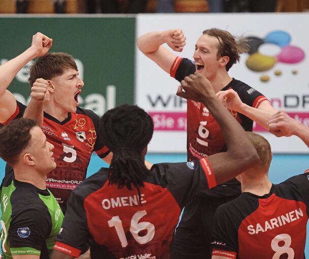 Jubel im Viertelfinale (hinten von links): Jan Huber und Ben-Simon Bonin feiern mit den Ludwigsburgern den Überraschungscoup gegen den VfB Friedrichshafen.