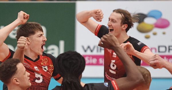 Jubel im Viertelfinale (hinten von links): Jan Huber und Ben-Simon Bonin feiern mit den Ludwigsburgern den Überraschungscoup gegen den VfB Friedrichshafen.