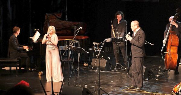 Für den Brecht/Weill-Abend „Youkali“ im Theaterhaus haben sich der Staatsoperntenor und Kammersänger Matthias Klink und seine Frau, die Sopranistin Natalie Karl, mit dem Magnus Mehl Quartett zusammengetan.