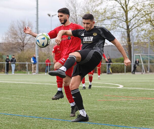 Pleidelsheims Aaron Hachmann (rechts) ist hier schneller am Ball als sein Schwäbisch Haller Gegenspieler Erhan Ilmekli.