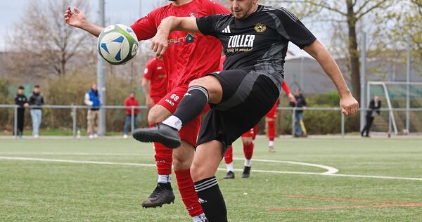 Pleidelsheims Aaron Hachmann (rechts) ist hier schneller am Ball als sein Schwäbisch Haller Gegenspieler Erhan Ilmekli.
