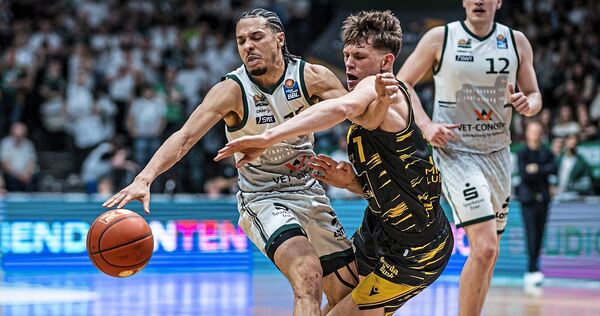 Noch einer der besten Riesen: Julis Baumer (rechts) stemmt sich im Duell mit Triers Jordan Roland gegen die hohe Niederlage.