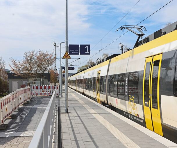 Für die aktuell eingesetzten MEX-Züge ist der neue Bahnsteig etwas zu hoch. Mit anderen Fahrzeugen soll sich das ändern.