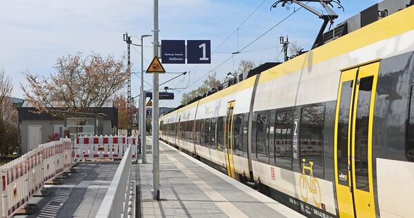 Für die aktuell eingesetzten MEX-Züge ist der neue Bahnsteig etwas zu hoch. Mit anderen Fahrzeugen soll sich das ändern.