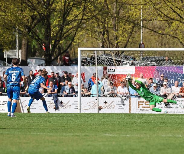 Nicklas Shipnoski (2. von links) verpasst es, per Strafstoß gegen Keeper Felix Dornebusch den Sack zuzumachen.