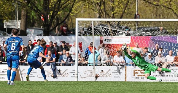 Nicklas Shipnoski (2. von links) verpasst es, per Strafstoß gegen Keeper Felix Dornebusch den Sack zuzumachen.
