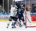 Starkes Comeback: Alexander Preibisch (links) erzielt am Ostermontag in Kassel das 2:2. Hier hält der Steelers-Kapitän vor dem e Starkes Comeback: Alexander Preibisch (links) erzielt am Ostermontag in Kassel das 2:2. Hier hält der Steelers-Kapitän vor dem eigenen Tor Darren Mieszkowski in Schach.
