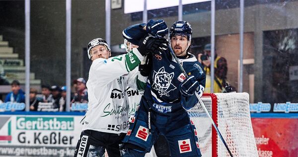 Starkes Comeback: Alexander Preibisch (links) erzielt am Ostermontag in Kassel das 2:2. Hier hält der Steelers-Kapitän vor dem eigenen Tor Darren Mieszkowski in Schach.