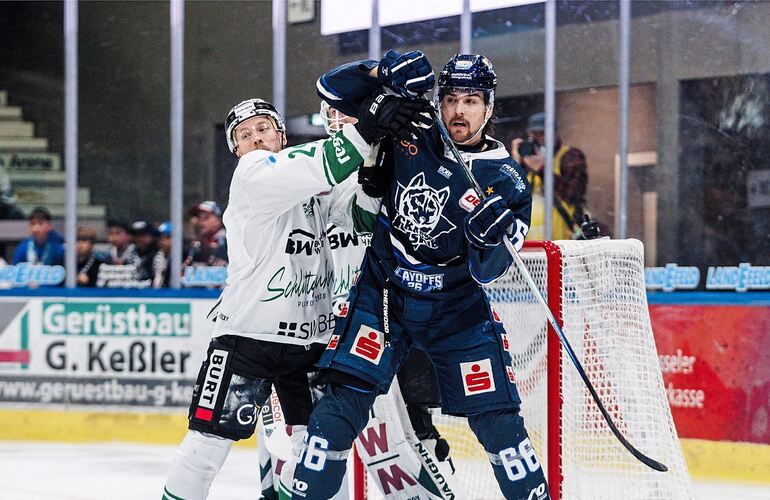 Starkes Comeback: Alexander Preibisch (links) erzielt am Ostermontag in Kassel das 2:2. Hier hält der Steelers-Kapitän vor dem eigenen Tor Darren Mieszkowski in Schach.