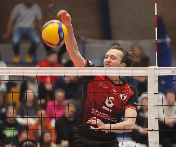 Ben-Simon Bonin von den Ludwigsburger Barock Volleys gegen den VfB Friedrichshafen in Aktion. Ben-Simon Bonin von den Ludwigsburger Barock Volleys gegen den VfB Friedrichshafen in Aktion.