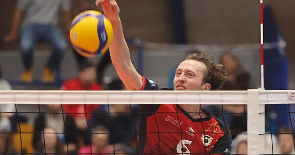 Ben-Simon Bonin von den Ludwigsburger Barock Volleys gegen den VfB Friedrichshafen in Aktion.